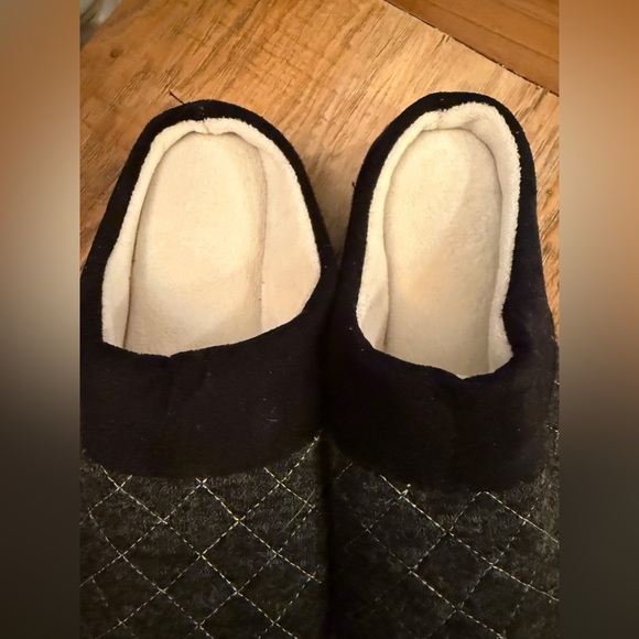 Isotoner Women’s Black White Quilted Slippers size 8.5-9 Machine Washable LN - Picture 2 of 4